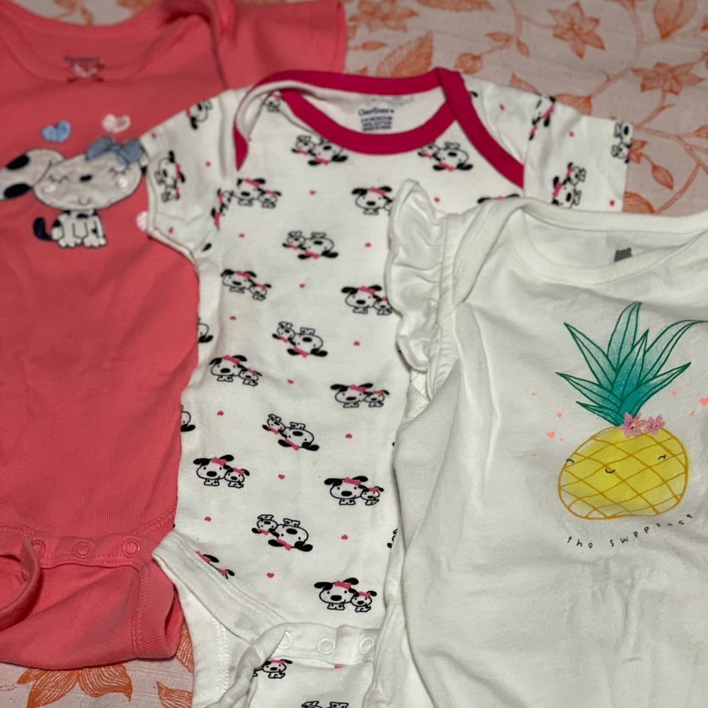 Lot of 3 onesies Baby Gap & Gerber 💞